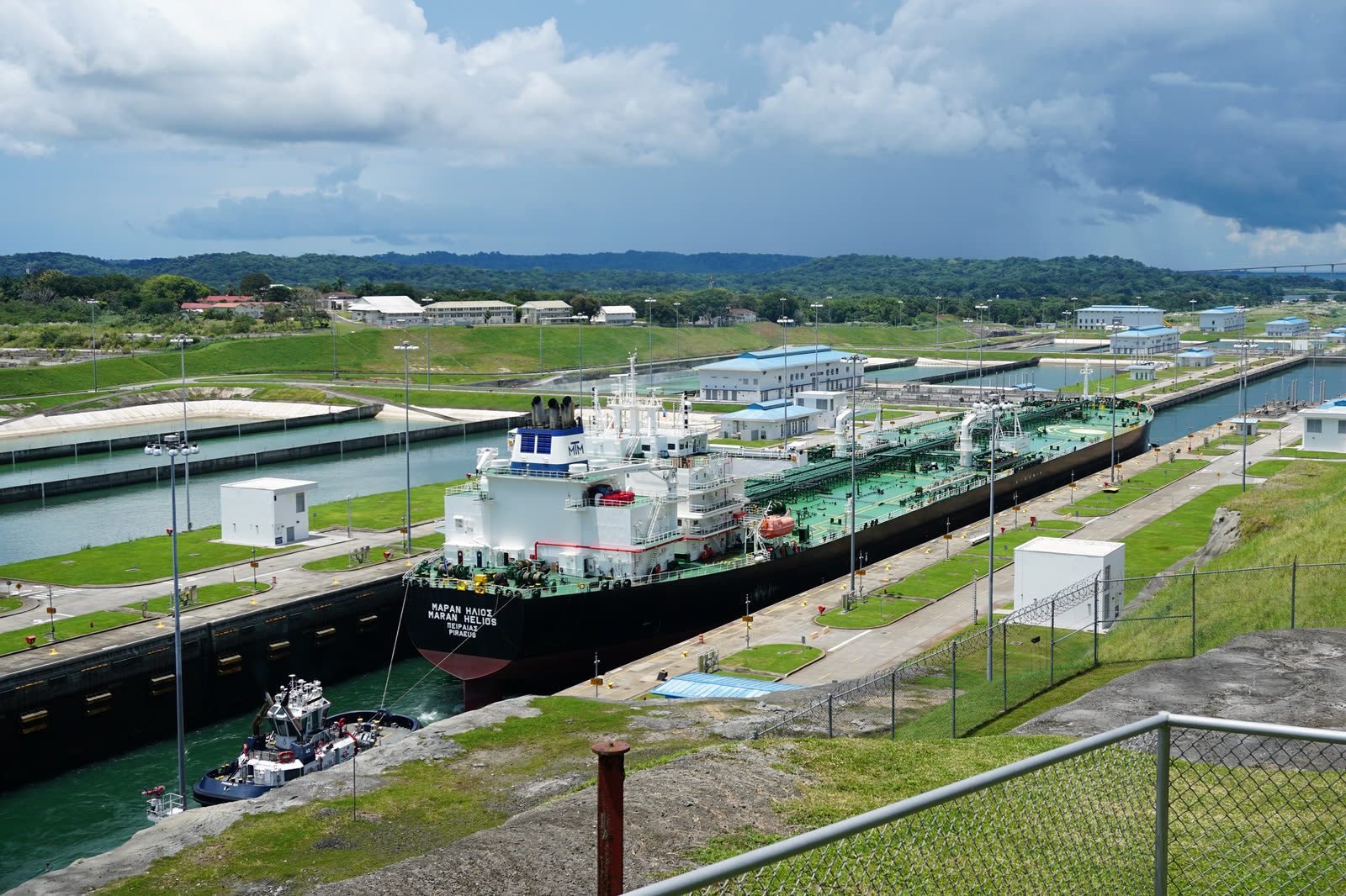 Petrolero transitando las esclusas de Agua Clara, Canal de Panamá