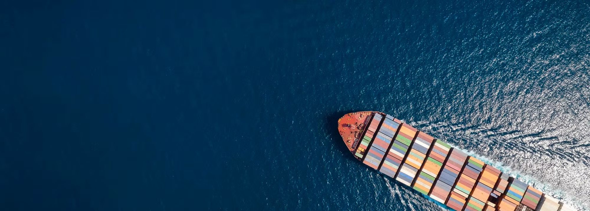 Vista aérea de un buque portacontenedores en alta mar