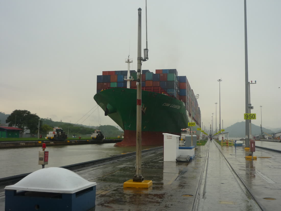 Portacontenedores en las esclusas de Miraflores, Canal de Panamá